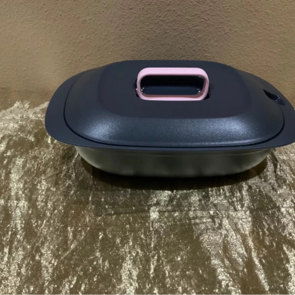 Black Casserole Dish with Pink Handle